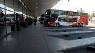 Los choferes de micros de larga distancia est&aacute;n de paro desde las 21