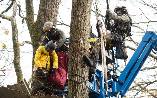 Policías desalojan a activistas que protestan por la construcción de una autopista en Hesse