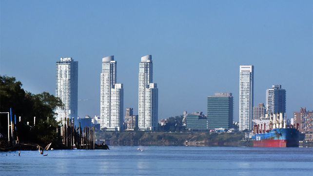 Bajante. El escaso caudal del río provoca dificultades a la navegación de los buques que cargan cereales.