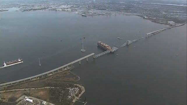 Postal completa del desastre. Expertos se sorprendieron por la manera en que el choque de un solo barco destruyó varios arcos del puente metálico.