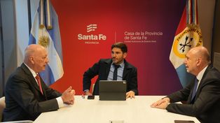 Los exgobernadores Antonio Bonfatti y Omar Perotti a los costados, Maximiliano Pullaro en el centro, antes de la reunión por la deuda provincial.
