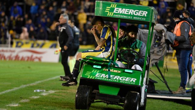 Oviedo rompe en llanto en el momento en el que deja la cancha. Fue minutos después de convertir su primer gol en primera.