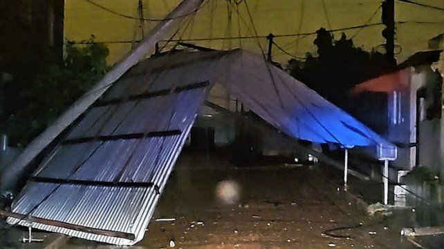 Se registraron voladuras de techos en varios sectores de la ciudad tras el fuerte temporal.