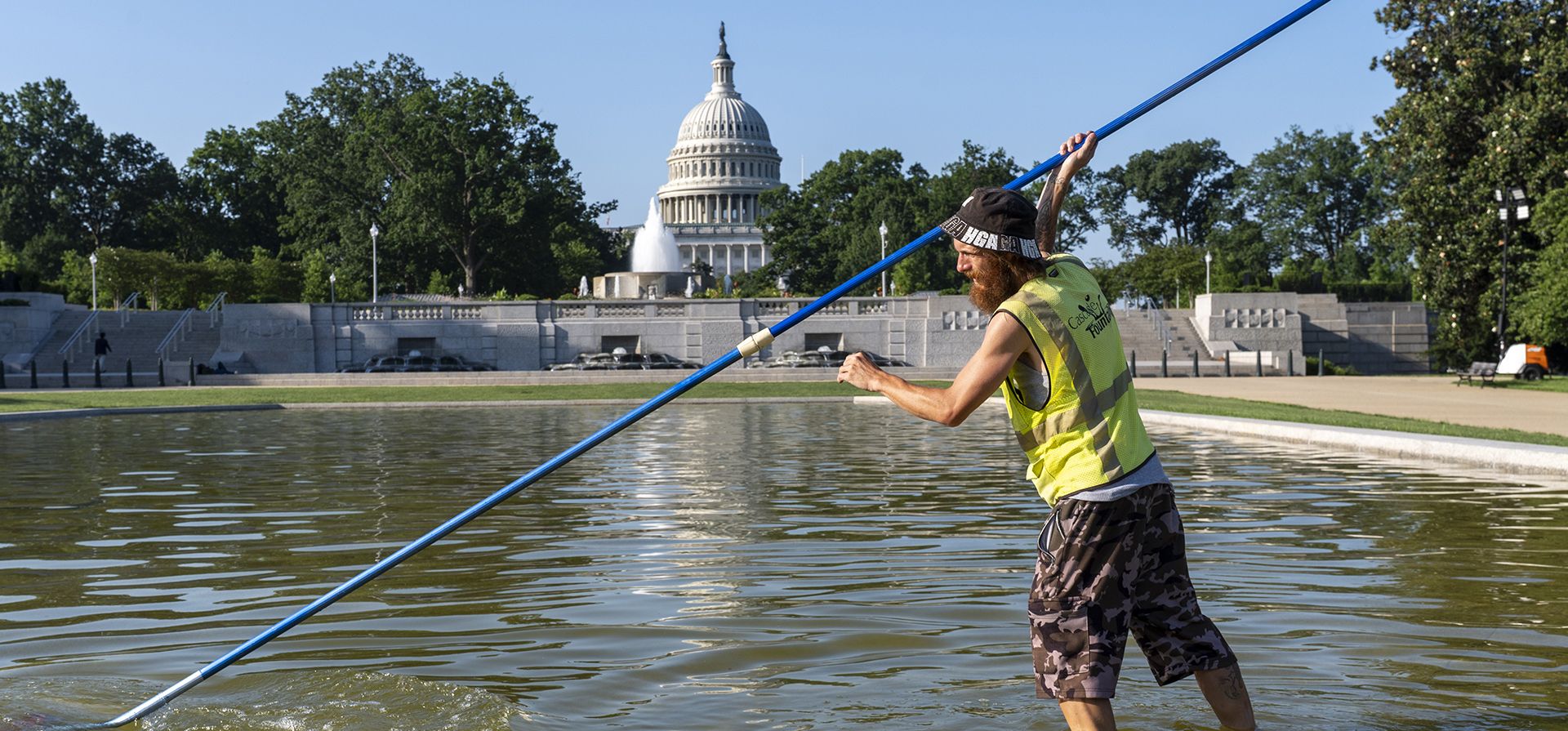 Trabajando antes de que la temperatura alcance los 38 grados Celsius hoy, Jeffrey Adcock limpia el estanque reflectante en el Lower Senate Park del Capitolio en Washington, el martes 24 de junio de 2025. (Foto AP/J. Scott Applewhite) Trabajando antes de que la temperatura alcance los 38 grados Celsius hoy, Jeffrey Adcock limpia el estanque reflectante en el Lower Senate Park del Capitolio en Washington, el martes 24 de junio de 2025. (Foto AP/J. Scott Applewhite)
