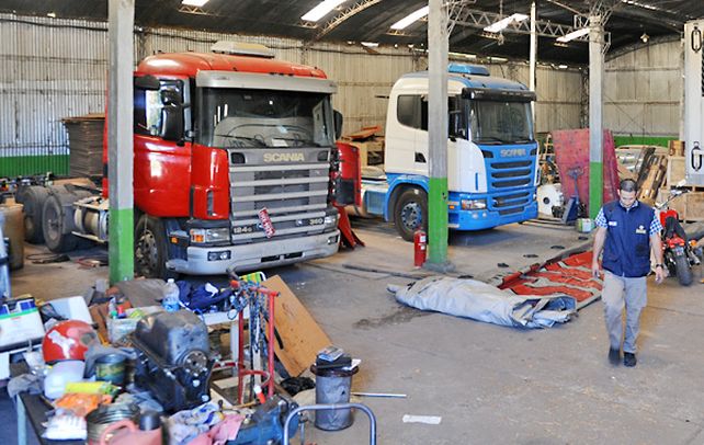 Guardados. En el depósito la policía de San Lorenzo halló el Iveco 410 robado el domingo en San Jerónimo Sud