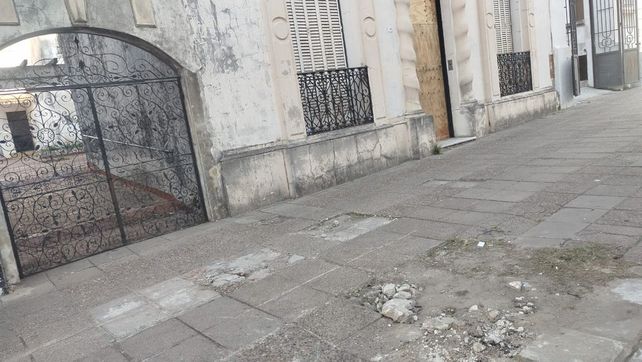 El municipio de Paraná promueve la reparación de veredas rotas a través de intimaciones. Se prioriza la regularización antes de avanzar con otras medidas