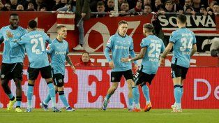 El Leverkusen de Palacios igualó con Stuttgart y sigue como líder en la Bundesliga