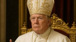 Tras decir que sería un buen papa, Trump publicó una foto suya vestido de pontífice