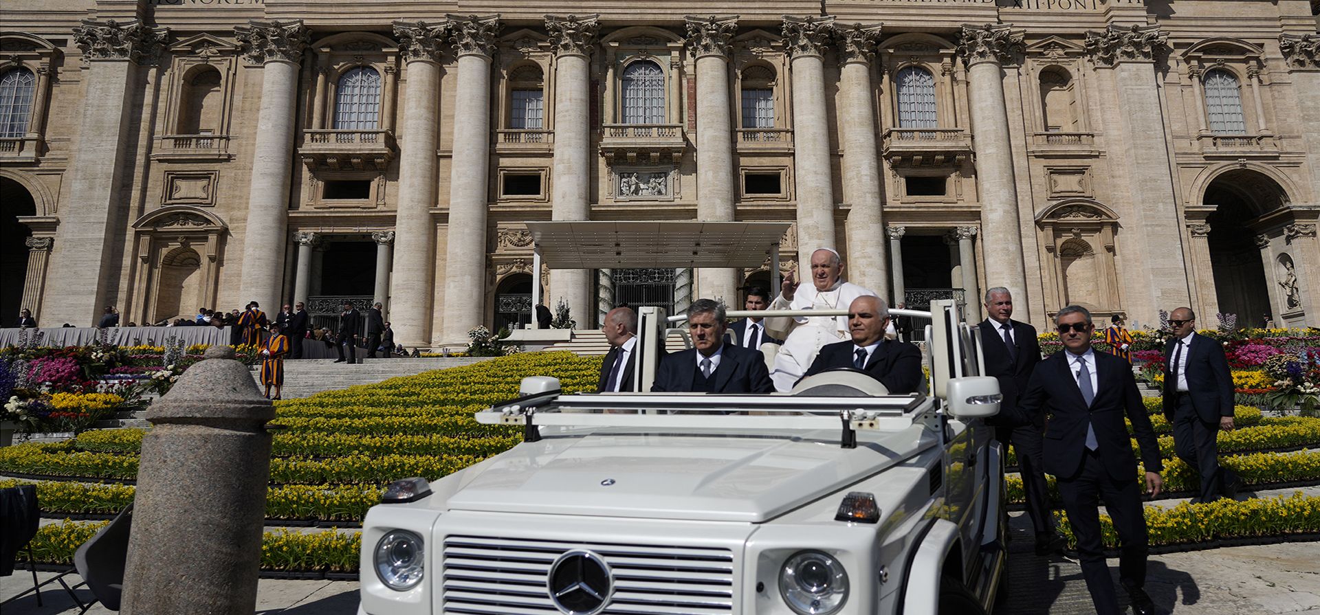 El Papa Francisco sale después de su audiencia general semanal en la Plaza de San Pedro, en el Vaticano, el miércoles 12 de abril de 2023. (Foto AP/Alessandra Tarantino)