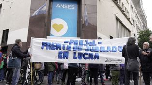 Protesta en Ansés: jubilados presentan miles de firmas contra el veto de Milei