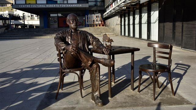 La estatua de Fontanarrosa en pleno microcentro de Rosario fue inaugurada en Julio de 2017.