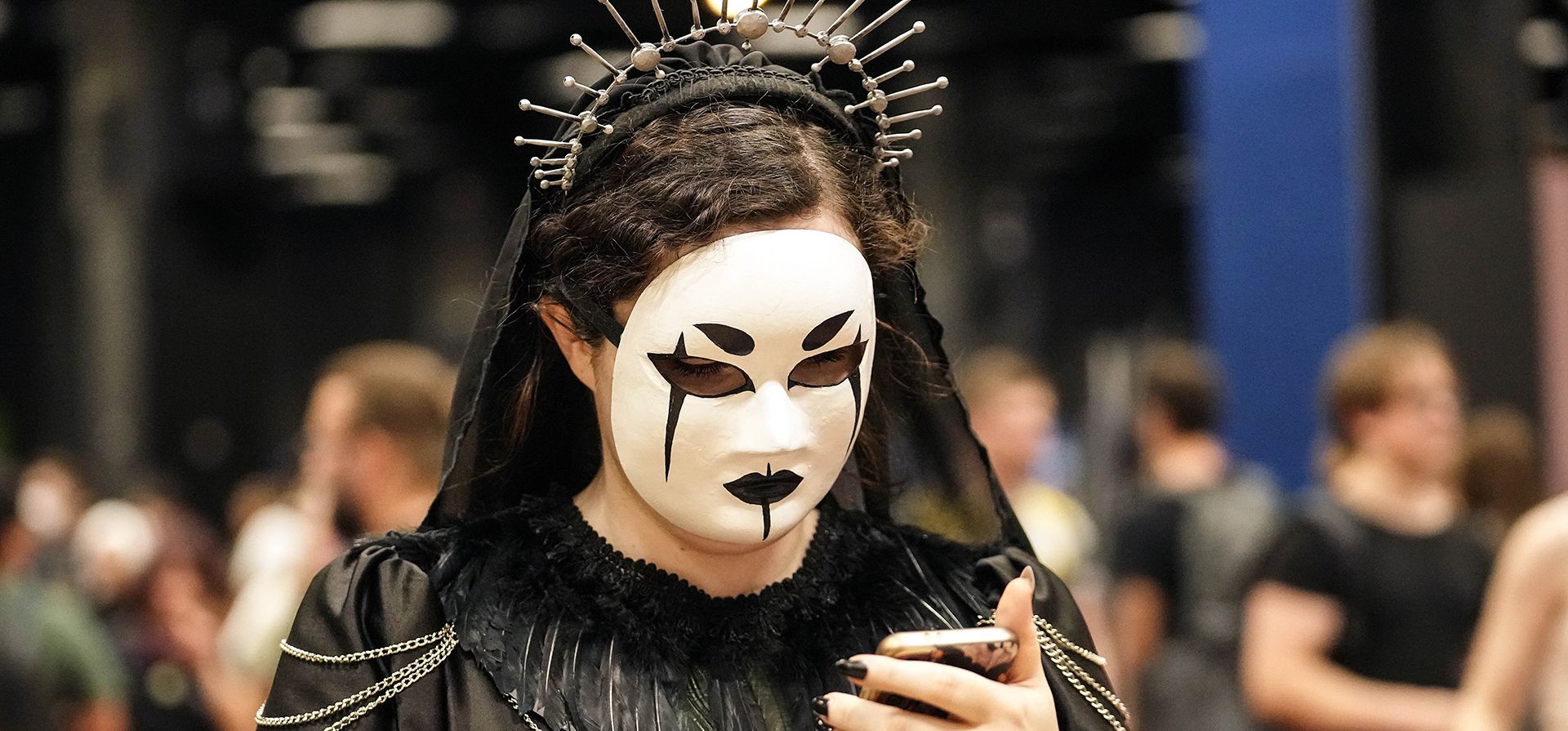 Una cosplayer revisa su teléfono inteligente en la feria de juegos de computadora Gamescom. 