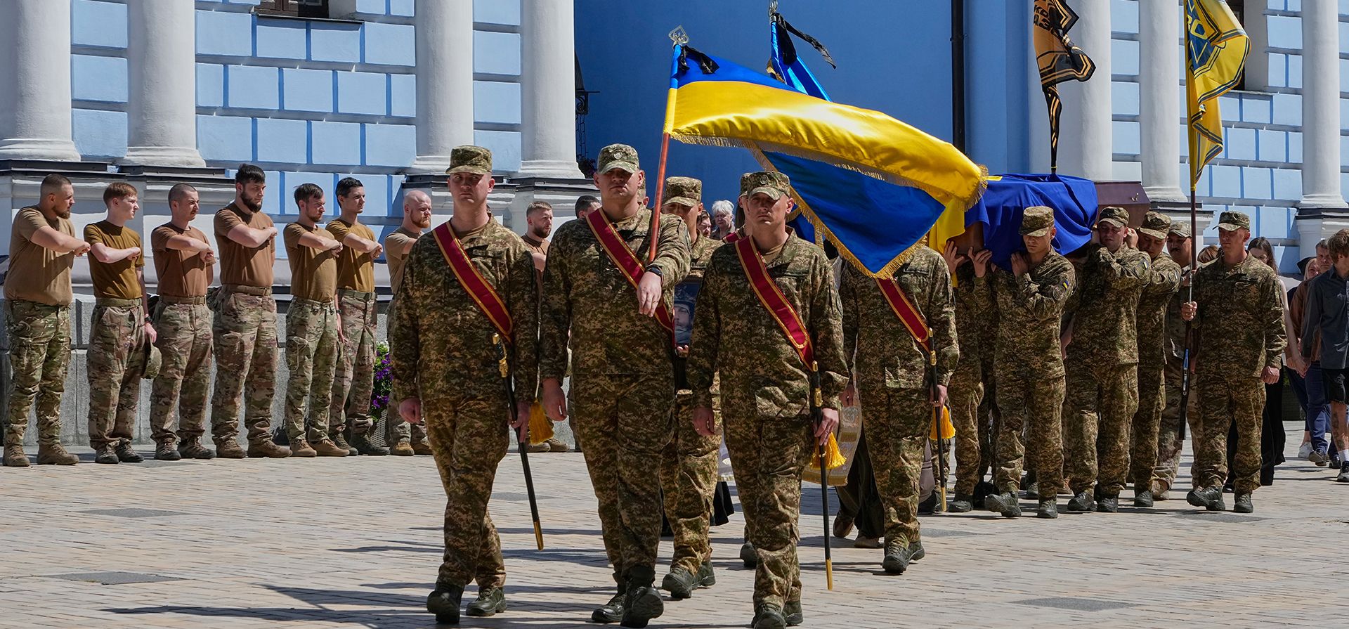 Soldados de la 12.ª Brigada de Fuerzas Especiales Azov de Ucrania transportan el ataúd de un compañero caído en la guerra ruso-ucraniana durante una ceremonia fúnebre en el Monasterio de San Miguel en Kiev, Ucrania, el jueves 20 de agosto de 2026. (Foto AP/Efrem Lukatsky) Soldados de la 12.ª Brigada de Fuerzas Especiales Azov de Ucrania transportan el ataúd de un compañero caído en la guerra ruso-ucraniana durante una ceremonia fúnebre en el Monasterio de San Miguel en Kiev, Ucrania, el jueves 20 de agosto de 2026. (Foto AP/Efrem Lukatsky)