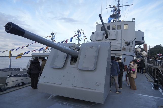 Tres buques de la Armada Argentina frente al Monumento Nacional a la Bandera