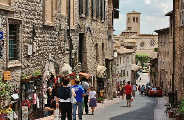 La ciudad de asís.Diez hoteles brindan alojamiento gratuito a quienes engendren niños.