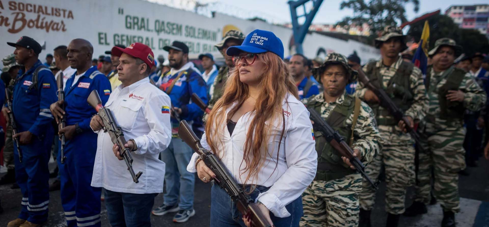 Civiles simpatizantes del partido gobernante participan en una ceremonia de juramentación de las milicias bolivarianas, antes del 10 de enero, cuando el presidente Nicolás Maduro asumirá el nuevo mandato presidencial, Caracas, Venezuela. Fotografía: Miguel Gutiérrez/EPA Civiles simpatizantes del partido gobernante participan en una ceremonia de juramentación de las milicias bolivarianas, antes del 10 de enero, cuando el presidente Nicolás Maduro asumirá el nuevo mandato presidencial, Caracas, Venezuela. Fotografía: Miguel Gutiérrez/EPA