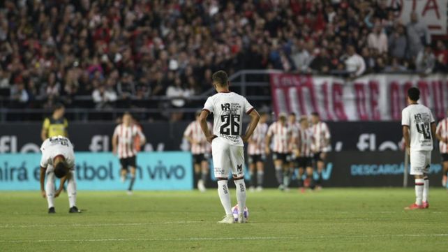 De no creer. Recién empezado el complemento y los jugadores de Newells lamentan el tercero de Estudiantes.