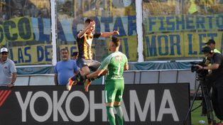 Leonardo Gil ya convirtió su penal y lo festeja junto a Ledesma. Fue el pase a la final de la Copa Argentina 2018.