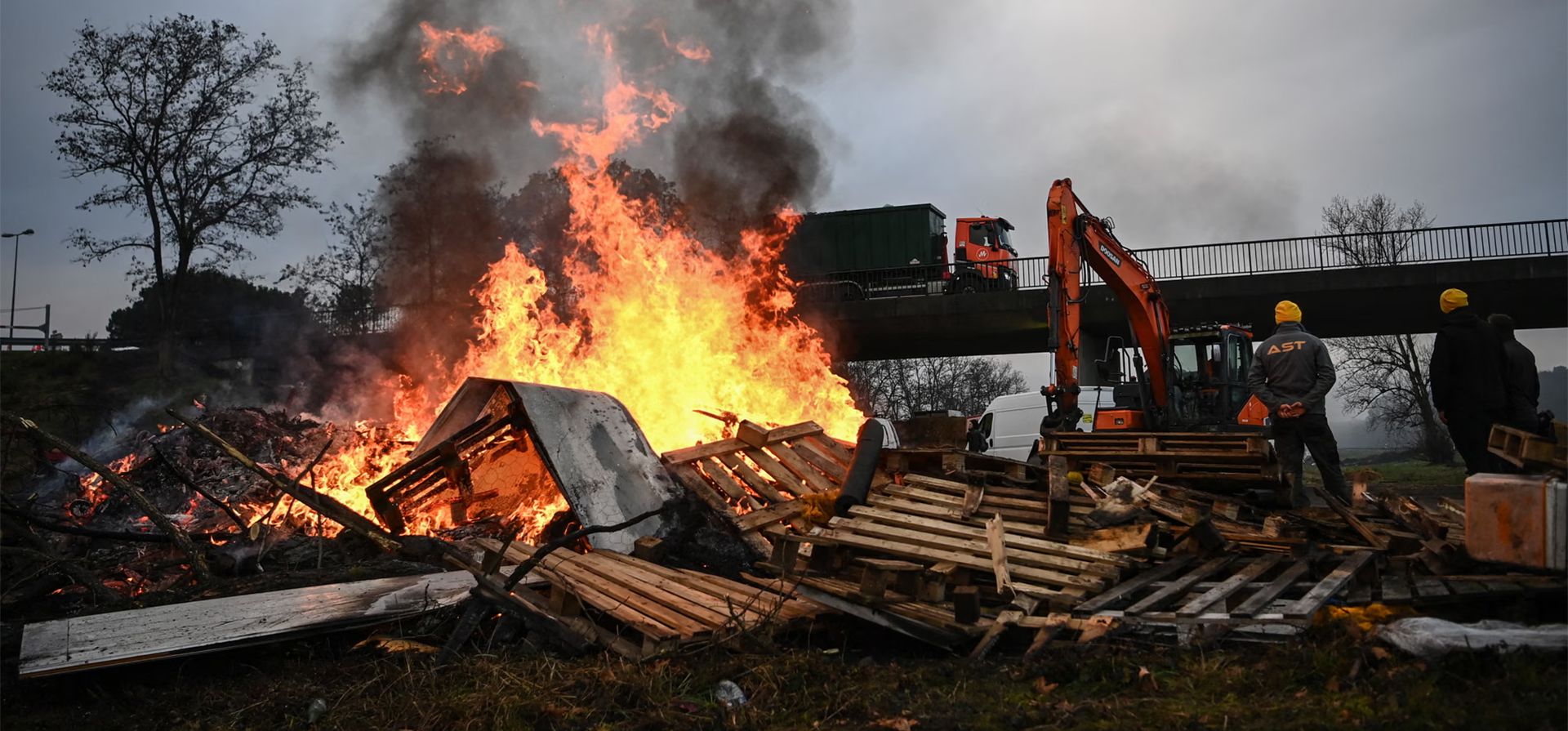 Los miembros del sindicato de agricultores se reúnen junto a una hoguera en un bloqueo de la A63 cerca de Burdeos, mientras continúan las protestas contra el sacrificio obligatorio de rebaños afectados por la enfermedad cutánea irregular por parte del gobierno, Gironda, Francia. Fotografía: Christophe Archambault/AFP/Getty Images Los miembros del sindicato de agricultores se reúnen junto a una hoguera en un bloqueo de la A63 cerca de Burdeos, mientras continúan las protestas contra el sacrificio obligatorio de rebaños afectados por la enfermedad cutánea irregular por parte del gobierno, Gironda, Francia. Fotografía: Christophe Archambault/AFP/Getty Images
