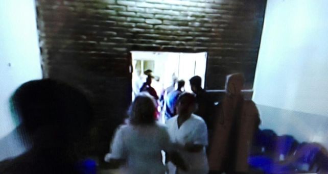 Una foto del hospital cuando la policía trasladó el cuerpo de Ana. Foto Iván Drodríguez.&nbsp;