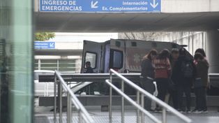 En la puerta. Familiares de víctimas suelen congregarse al ingreso del Heca.