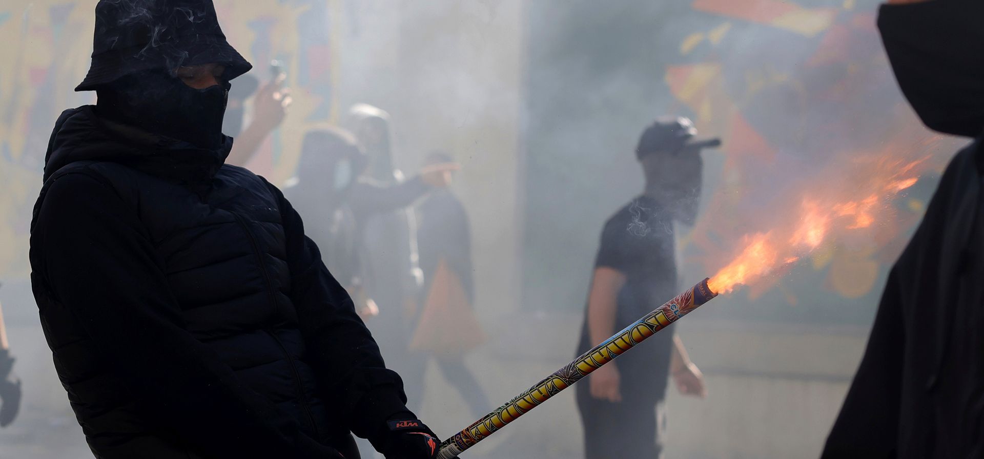 Un manifestante utiliza un artefacto pirotécnico contra la policía durante enfrentamientos en Tirana, Albania, el miércoles 14 de octubre de 2026, al sumarse a una manifestación organizada por el movimiento de protesta Flamingo para exigir la dimisión del primer ministro Edi Rama. (Foto AP/Hameraldi Agolli) Un manifestante utiliza un artefacto pirotécnico contra la policía durante enfrentamientos en Tirana, Albania, el miércoles 14 de octubre de 2026, al sumarse a una manifestación organizada por el movimiento de protesta Flamingo para exigir la dimisión del primer ministro Edi Rama. (Foto AP/Hameraldi Agolli)