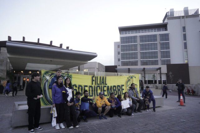 Los hinchas bancaron al plantel en el arribo a Mendoza.&nbsp; 