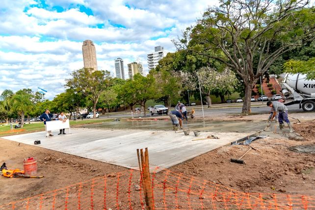 Comenzaron a montar una réplica del Crucero Belgrano en el parque a la Bandera