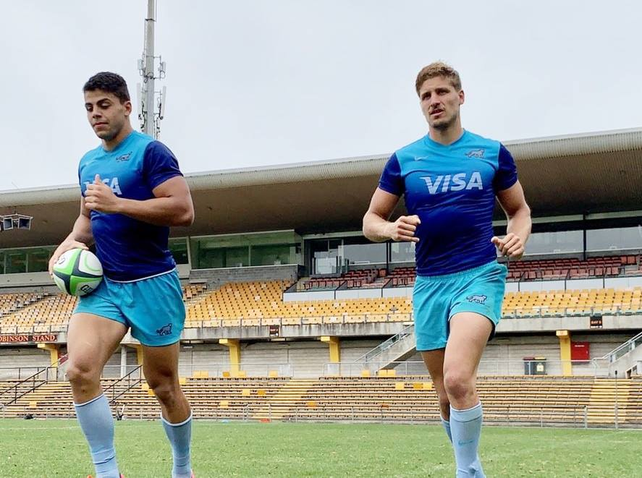 El rufinense Santiago Chocobares y el tucumano Domingo Miotti en el entrenamiento que realizan Los Pumas en Sidney.