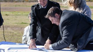 El intendente Toselli y el rector Mammarella, en la firma de la cesión del terreno.