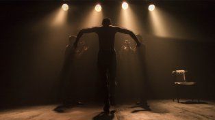 Mala Sangre es el proyecto del artista español David Teixidó que busca romper el silencio y el estigma en torno al VIH y convertirlo en arte escénico. 