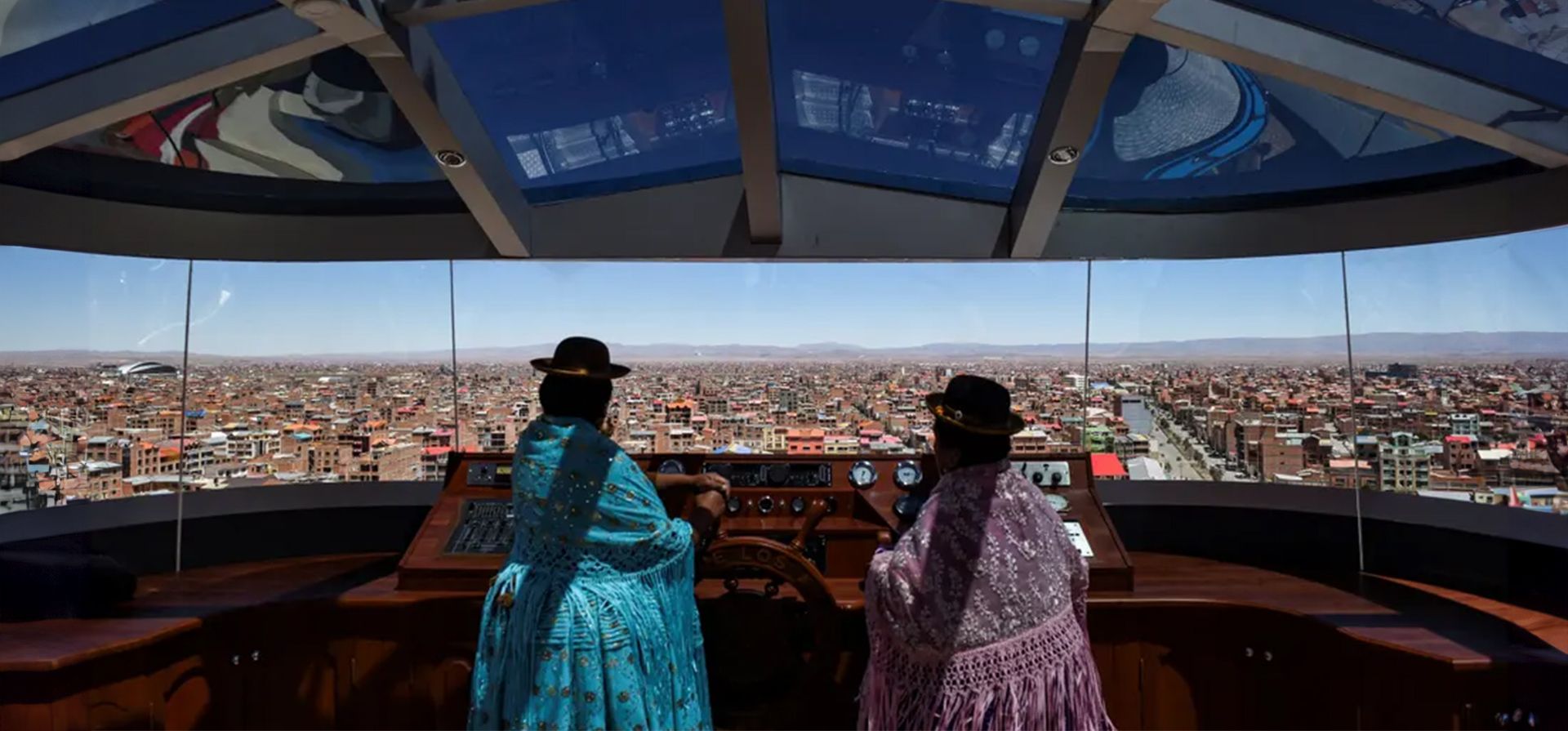 El Alto, Bolivia. Dos mujeres indígenas observan el paisaje en la parte superior del edificio Cholet 