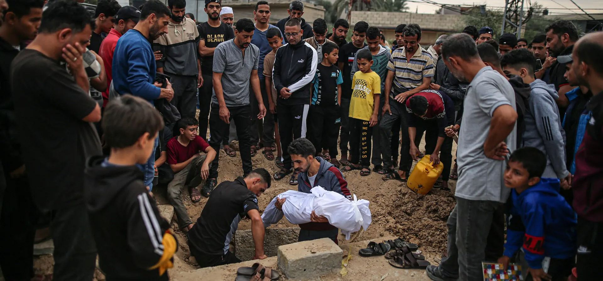 Los dolientes entierran los cuerpos de los miembros de la familia Kadih muertos en los ataques israelíes, después de asistir a las oraciones fúnebres, Khan Younis, Gaza. Fotografía: Agencia Anadolu/Anadolu/Getty Images Los dolientes entierran los cuerpos de los miembros de la familia Kadih muertos en los ataques israelíes, después de asistir a las oraciones fúnebres, Khan Younis, Gaza. Fotografía: Agencia Anadolu/Anadolu/Getty Images