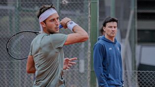 Guillermo Coria sigue de cerca el entrenamiento de sus dirigidos en la previa al choque con Lituania.