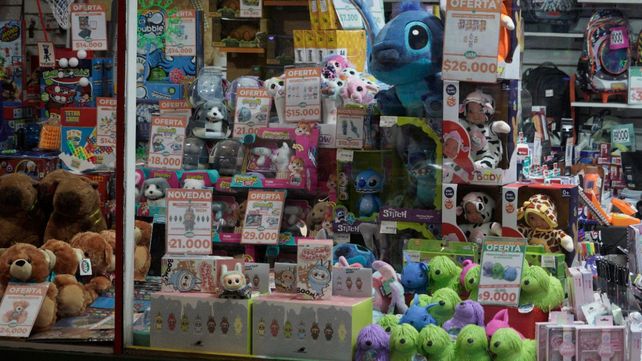 Foto de archivo. Las vidrieras de las jugueterías ya promocionan sus productos para el Día del Niño.
