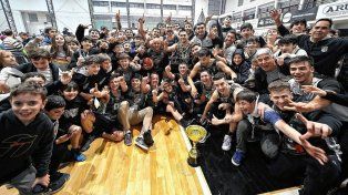 Los jugadores de Estudiantes festejan el título.