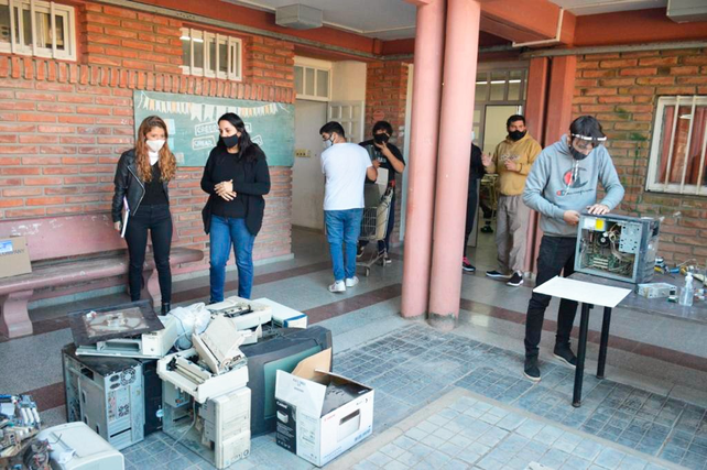 Alumnos de la EET&nbsp; Nº 602 en plena de tarea de reciclado de residuos electrónicos.