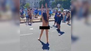 Nudistas en la 9 de Julio y robos de semáforos, algunas postales curiosas de los festejos