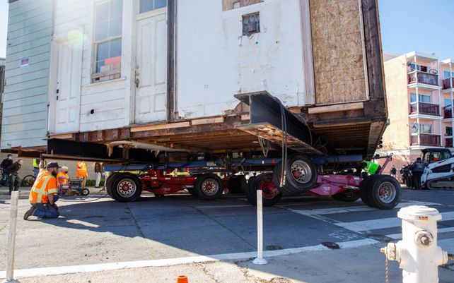 La propiedad fue trasladada a una nueva ubicación a unas seis cuadras de distancia para dejar el terreno para construir condominios.