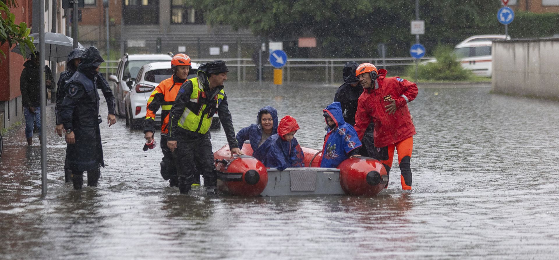 Los bomberos utilizan un bote auxiliar para evacuar a una mujer y dos niños después de que parte de la ciudad se inundara tras lluvias persistentes, en Milán, Italia, el miércoles 15 de mayo de 2024 (Stefano Porta/LaPresse vía AP) Los bomberos utilizan un bote auxiliar para evacuar a una mujer y dos niños después de que parte de la ciudad se inundara tras lluvias persistentes, en Milán, Italia, el miércoles 15 de mayo de 2024 (Stefano Porta/LaPresse vía AP)