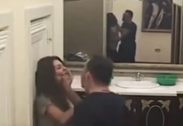Imágenes impactantes: un hombre golpeó a su esposa en un reality de televisión