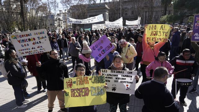 Grupos de personas con discapacidad fueron a protestar este martes a la plaza San Martín.