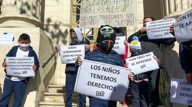 La comunidad educativa de la Escuela Pestalozi en una protesta por la falta de gas.