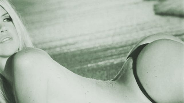 Wanda Nara calentó a sus seguidores con una foto retro de sus curvas en la playa