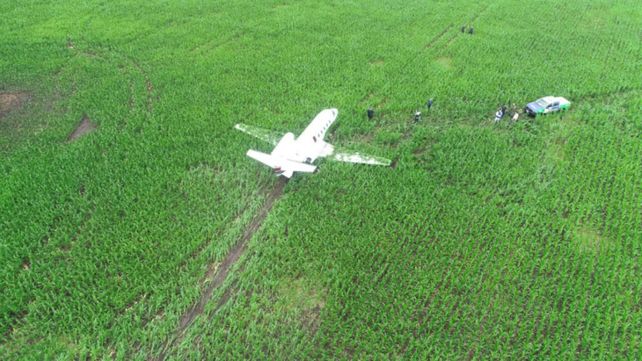 Impactantes imágenes del avión que aterrizó de emergencia en un campo