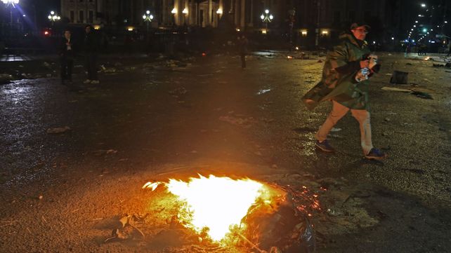 Una fogata cerca del Congreso para conjurar los gases lacrimógenos.