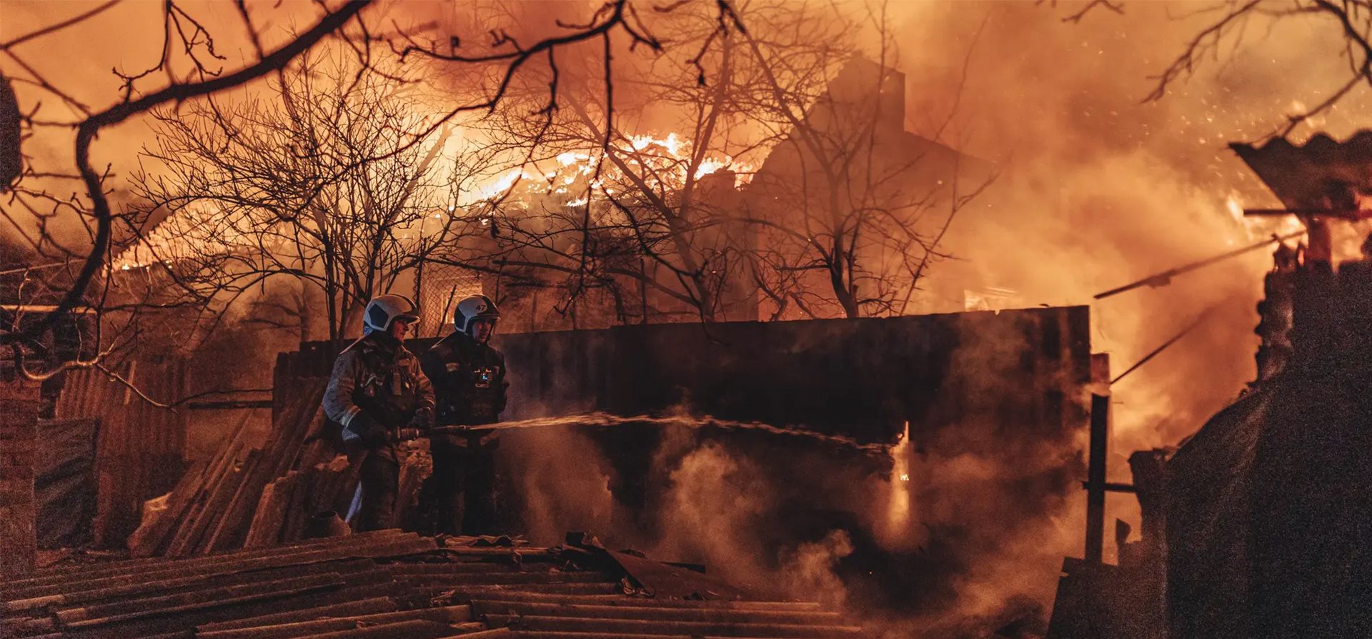 Ivanivske, Ucrania. Bomberos extinguen un incendio después de bombardear la línea del frente de Bakhmut mientras continúa la guerra entre Rusia y Ucrania. Fotografía: Agencia Anadolu/Getty Images