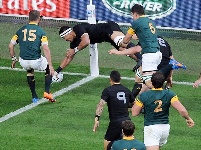 Marca el camino. Jerome Kaino apoya en el ingoal sudafricano para marcar el primer try del partido. En la última línea