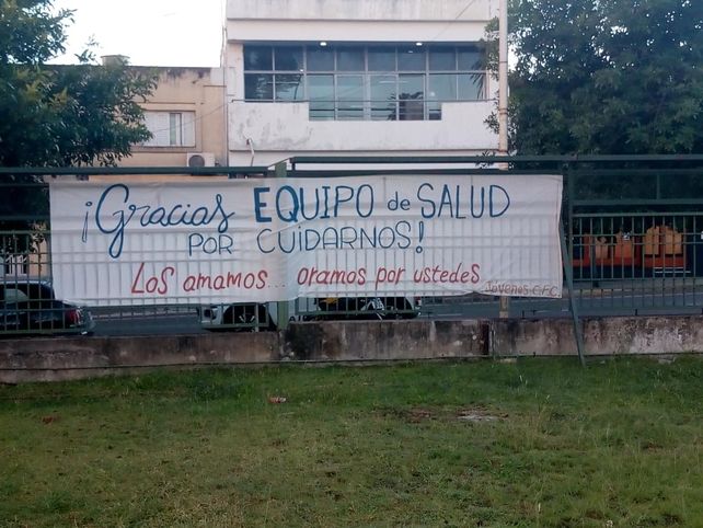 Noble gesto. Los integrantes del Centro Familiar Cristiano trabajaron para mostrar su gratitud al equipo de Salud del nosocomio.