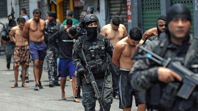 Río de Janeiro en guerra: 64 muertos en enfrentamientos con el crimen organizado. Río de Janeiro en guerra: 64 muertos en enfrentamientos con el crimen organizado.